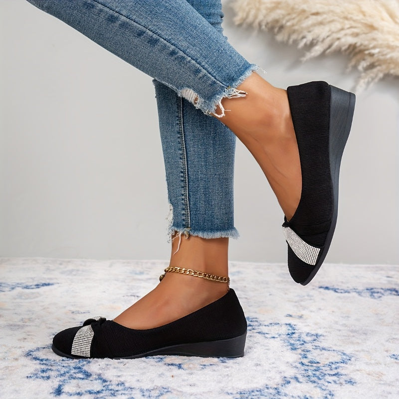 đ„ Siste dagssalg med 50 % rabatt - Lette og stilige damesko med rhinestones og kilehĂŠl.