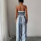 👗💙 אוברול גיאומטרי עם מחשוף הלטר וחתך בצד – 50% הנחה! מושלם לחוף, למשרד ולערב. 🔥✨