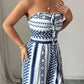 👗💙 אוברול גיאומטרי עם מחשוף הלטר וחתך בצד – 50% הנחה! מושלם לחוף, למשרד ולערב. 🔥✨